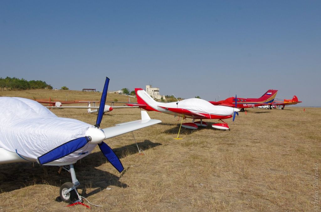 Самолёты на лётном поле в Коктебеле "Конгресс-слет 2015"